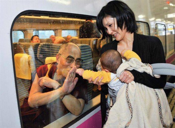 Baby fist-bump with His Holiness....thanks to Steven Goodheart for sharing this....